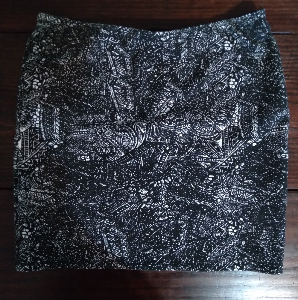 Black&white mini skirt! Super fun&classy print!